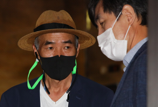 국민의힘 방문한 북 피살 공무원의 형님   북한의 총격으로 사망한 해양수산부 공무원의 형인 이래진 씨가 26일 국회에서 국민의힘 김종인 비상대책위원장 및 의원들을 만나기 위해 하태경 의원과 함께 도착하고 있다. 연합